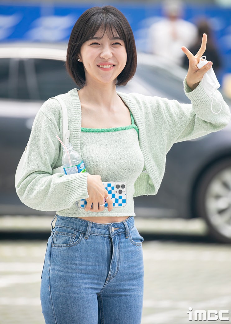 배우 주현영, 출근길에 포즈...동그라미 "이의 있습니까?" 이렇게 청초해요 배우 주현영, 출근길에 포즈...동그라미 "이의 있습니까?" 이렇게 청초해요