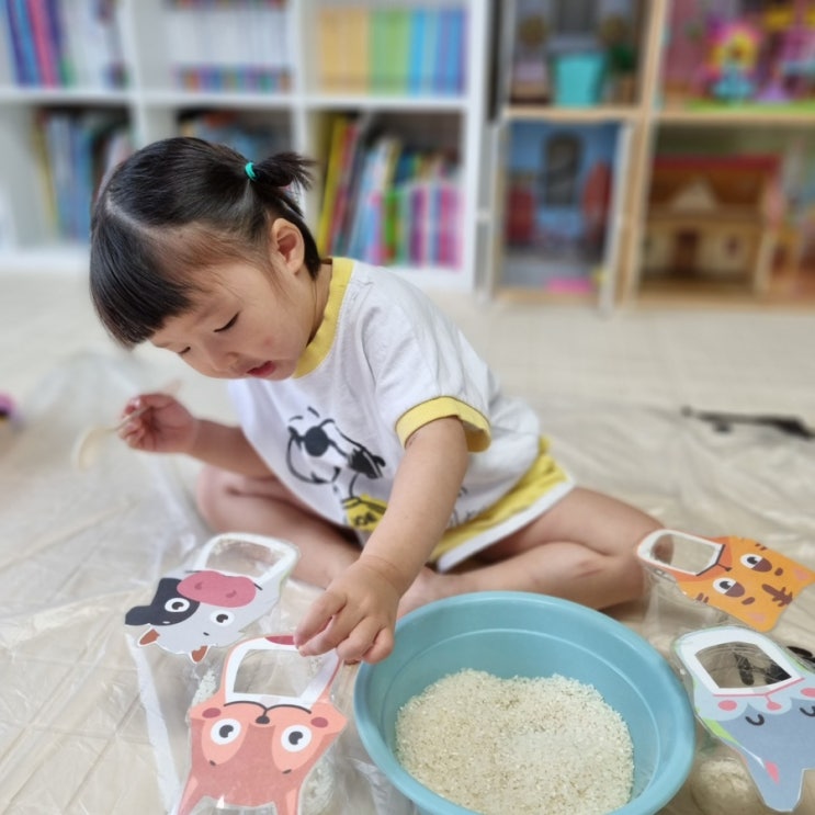 집콕놀이 라이스 페이퍼로 촉감놀이