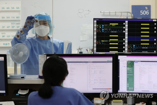 30만명 확진 대비…4천병상 추가확보·요양병원 접촉면회 중단 30만명 확진 대비…4천병상 추가확보·요양병원 접촉면회 중단