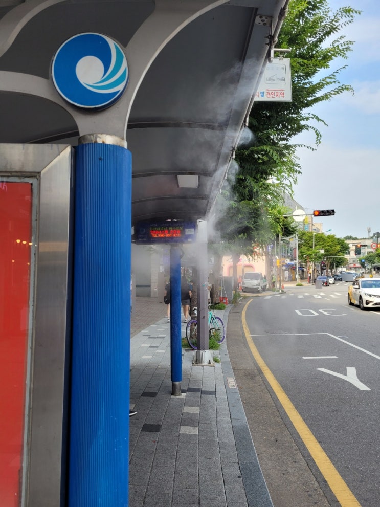  버스정류장에 무더위 쉼터, 안개가 피어오르다.