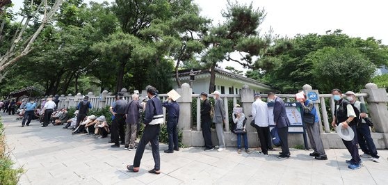 월세 24만원, 약값 30만원...10만원 쥔 수급자 "고기, 그림의 떡" 월세 24만원, 약값 30만원...10만원 쥔 수급자 "고기, 그림의 떡"