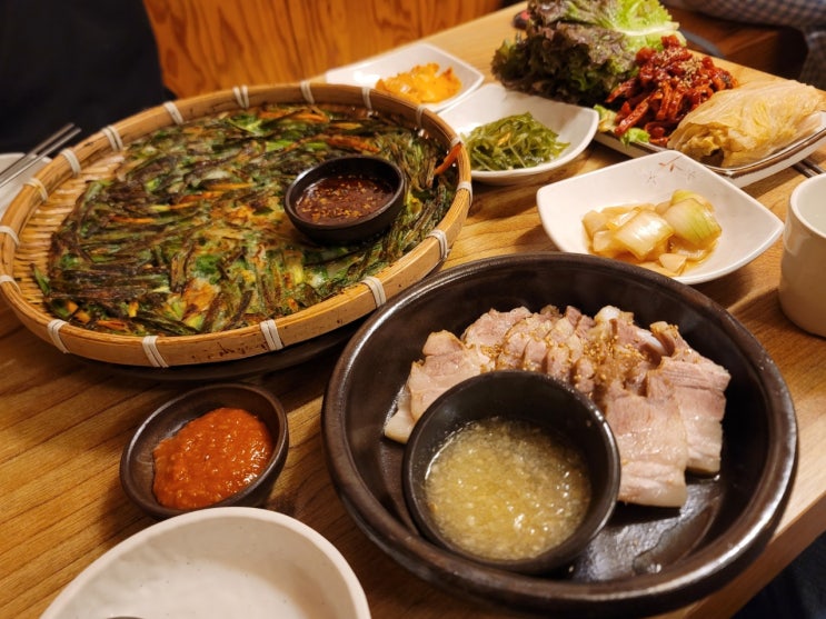  인사동 쌈지길 근처 맛집 '택대리네 인사동 마늘보쌈', 비 오는 날 막걸리 한 잔에 실내 데이트 즐기기 좋은 곳~