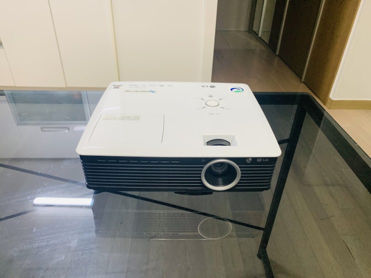 홈 티비 찾다 발견한 성능이 뛰어난 영상장비 빔프로젝터랑 액자스크린 홈 티비 찾다 발견한 성능이 뛰어난 영상장비 빔프로젝터랑 액자스크린