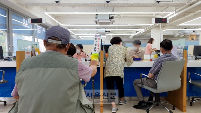 “연리 11% 300만원 적금 드는데, 열 달치 보험료 90만원 내라니요” “연리 11% 300만원 적금 드는데, 열 달치 보험료 90만원 내라니요”