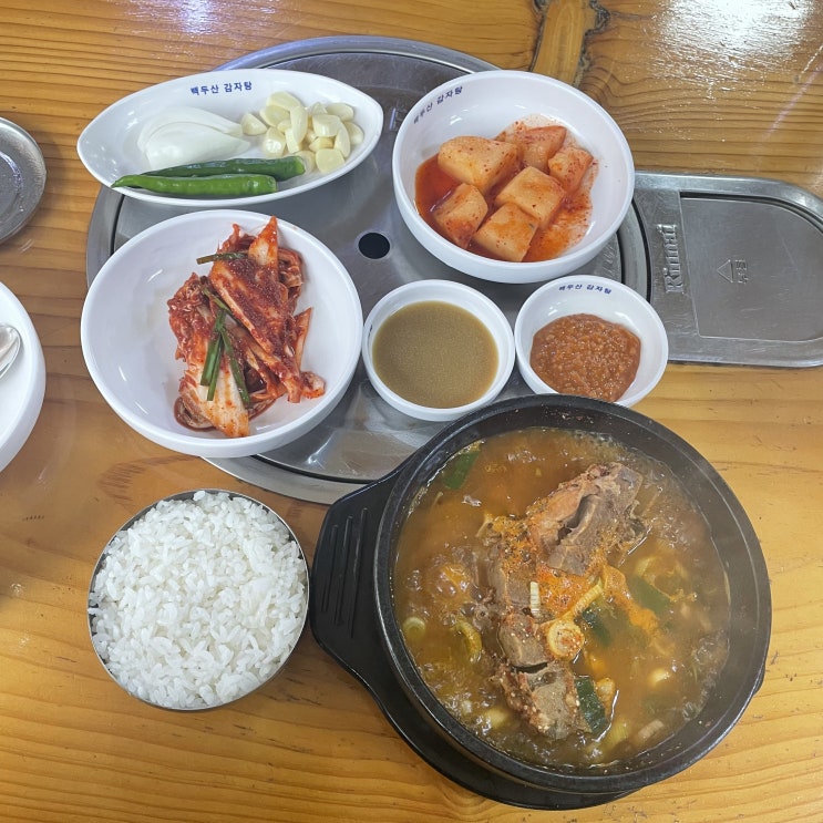  대림역 깔끔한 뼈해장국: 백두산감자탕&장군보쌈