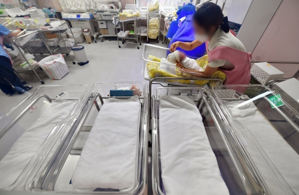 한국 합계출산율 1.1명... 3년째 세계 최하위