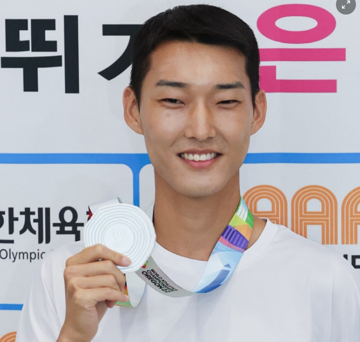  위풍당당 우상혁, 은메달 걸고 귀국