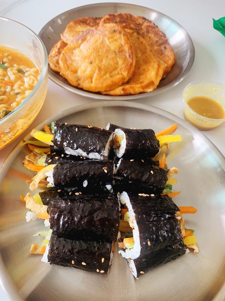  오늘 점심, 저녁은 꼬마김밥에 라면으로 해결!