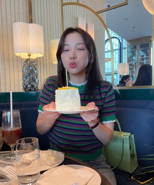 레인보우 지숙, 데뷔한지 13년 지났는데도 기존 멤버 그대로 지숙 생일 기념 단체사진 레인보우 지숙, 데뷔한지 13년 지났는데도 기존 멤버 그대로 지숙 생일 기념 단체사진