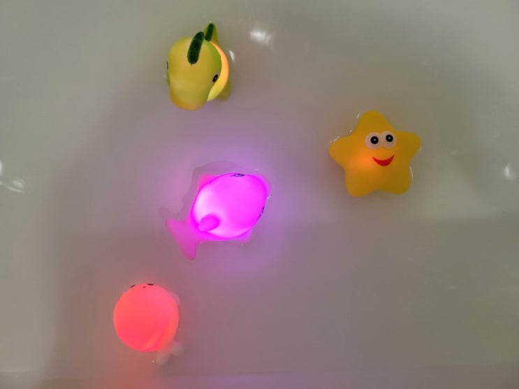물에 닿으면 반짝반짝 "예꼬맘 LED 목욕장난감"으로 즐거운 목욕시간을 가져요 (14개월 아기)