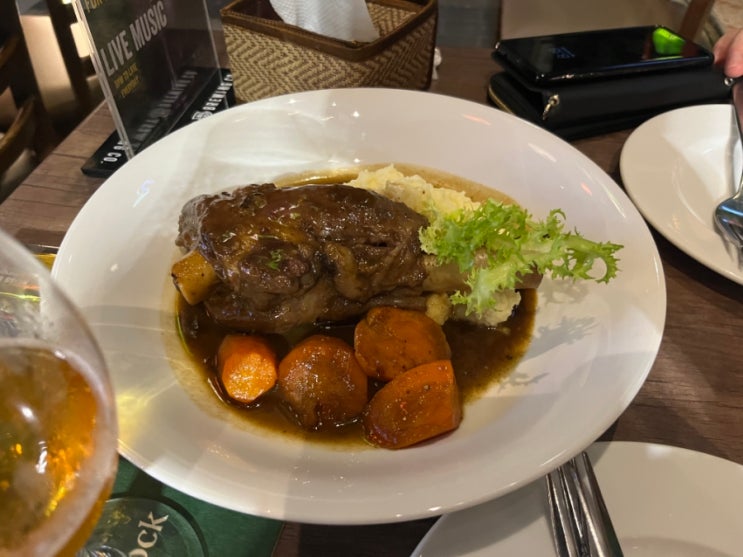  다낭 안통 술집 수제 맥주와 양고기 안주가 맛있는 the shamrock