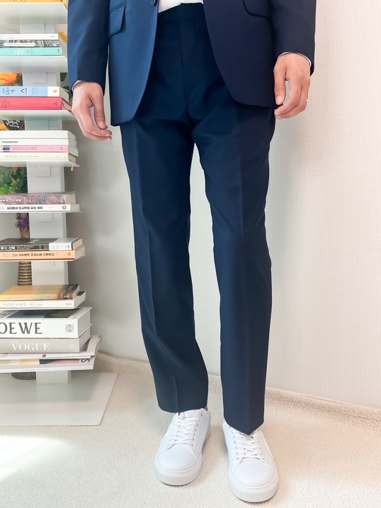  발이 편한 가성비 좋은 친환경 스니커즈 유퀴즈 유재석 운동화 깔끔한 흰색 LOCI 브랜드 로키 착용샷