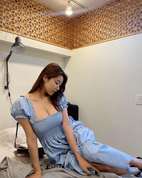 유명 인플루언서 오또맘, 수영장에서 다리가 젓가락처럼 가늘어져 물속 '착시효과'인 듯 유명 인플루언서 오또맘, 수영장에서 다리가 젓가락처럼 가늘어져 물속 '착시효과'인 듯