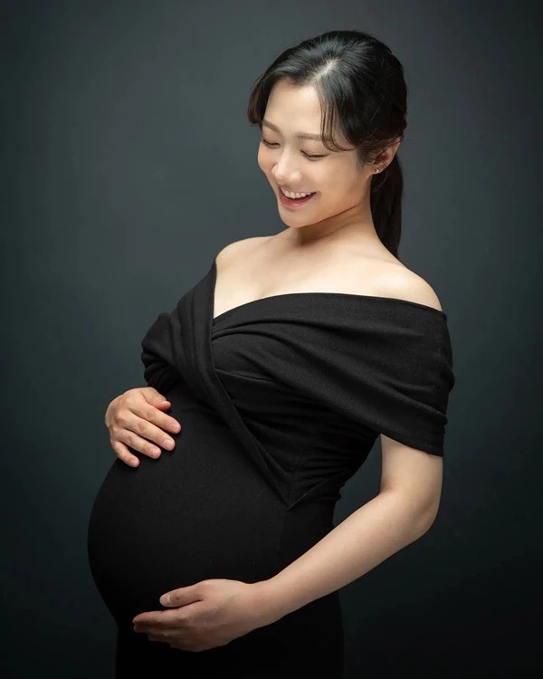딸 출산한 김민정 아나운서, "가슴 아래는 항아리 됐다." 몸 상태 고백하자 응원 이어져 딸 출산한 김민정 아나운서, "가슴 아래는 항아리 됐다." 몸 상태 고백하자 응원 이어져