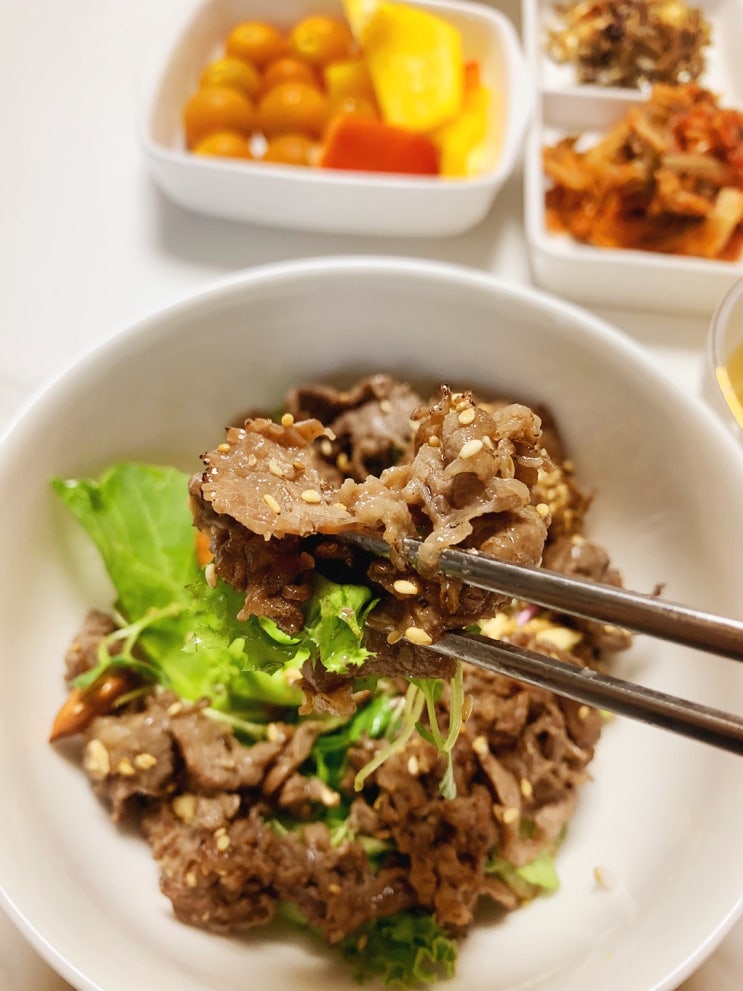  아점은 견과류 토핑 한 소 불고기 비빔밥 간식은 어니언베이글 샌드위치