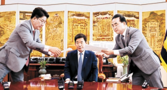 朴·文도 반대여론에 발뺀 연금개혁…여야, 7년만에 추진한다 朴·文도 반대여론에 발뺀 연금개혁…여야, 7년만에 추진한다