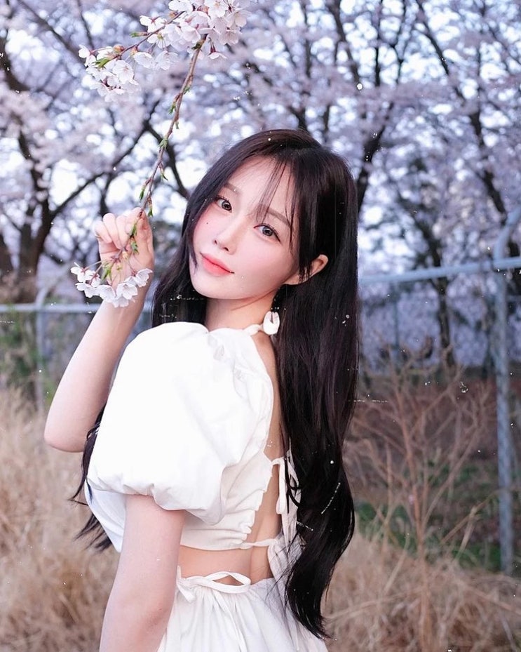 워터밤에 참석한 유명 BJ 한갱, 볼륨 몸매 드러나는 검은색 수영복 입은채 셀카 "군살 하나 없다" 워터밤에 참석한 유명 BJ 한갱, 볼륨 몸매 드러나는 검은색 수영복 입은채 셀카 "군살 하나 없다"