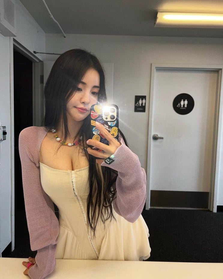 브레이브걸스 유정, 깊게 파인 옷 노출 패션으로 건강한 몸매 과시 "모두 이목이 쏠렸다" 브레이브걸스 유정, 깊게 파인 옷 노출 패션으로 건강한 몸매 과시 "모두 이목이 쏠렸다"