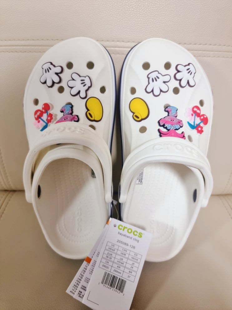  여름 휴가철 잇템 CROCS 여름 필수 아이템 깔끔한 크록스 화이트 색상 크록스 바야밴드 클로그 205089-126 썸머슈즈