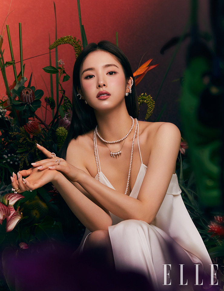 미모의 화보 공개한 배우 신세경, 하이 주얼리 두르고 콜라병 몸매에 넘사벽 글래머 미모의 화보 공개한 배우 신세경, 하이 주얼리 두르고 콜라병 몸매에 넘사벽 글래머