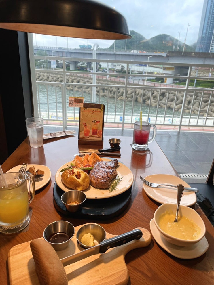  광안대교 뷰의 광안리 아웃백스테이크하우스 남천점