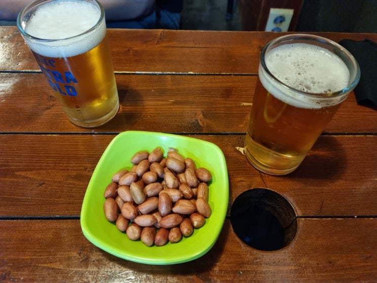  맥주엔 땅콩이 무조건 함께 해야지요