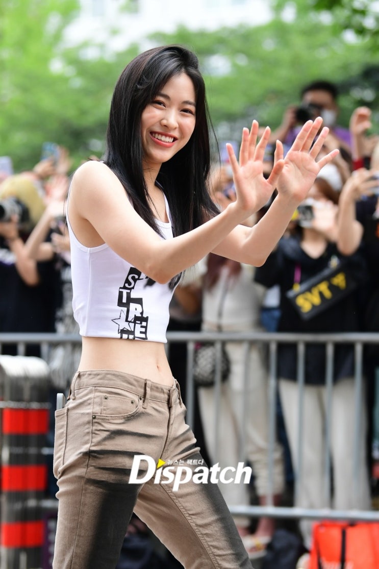 걸그룹 출근길 크롭톱 패션 '있지' 류진, '우주소녀' 다원, '스테이씨' 윤, '배꼽 미녀는 누구?' 걸그룹 출근길 크롭톱 패션 '있지' 류진, '우주소녀' 다원, '스테이씨' 윤, '배꼽 미녀는 누구?'