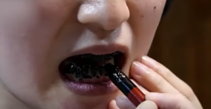 일본 오하구로 얼굴을 하얗고 치아는 검은 전통 화장법