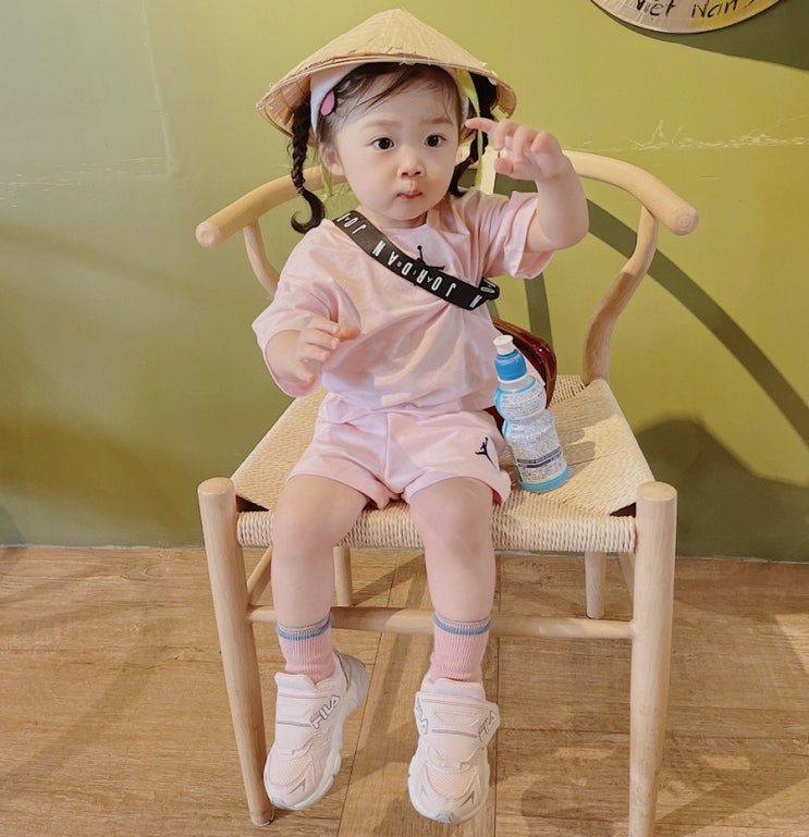  베트남 현지 분위기 물씬 나는 카페 코지에서 코코넛스무디 