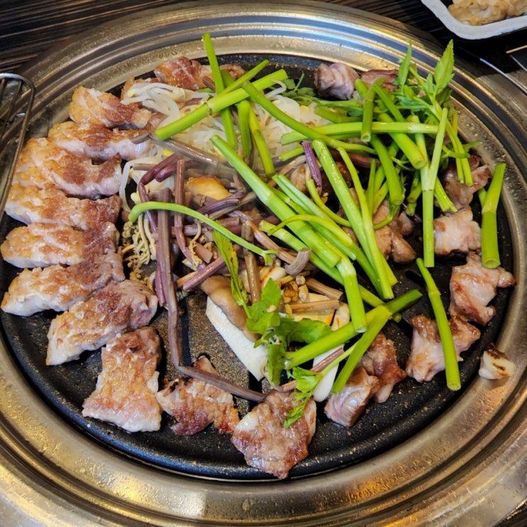  [수원역 고깃집] 수원 매산로2가 데이트하기 좋은 맛집 '육풍' 수원역점 미나리 꽃삼겹살 꽃목살과 고사리 후기