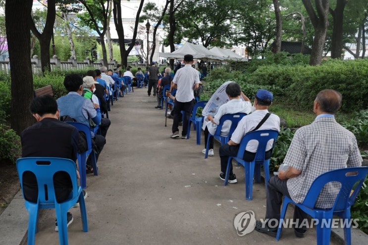 연금 받는 고령층 절반에 그쳐…10명 중 7명 "계속 일하고 싶다"(종합) 연금 받는 고령층 절반에 그쳐…10명 중 7명 "계속 일하고 싶다"(종합)