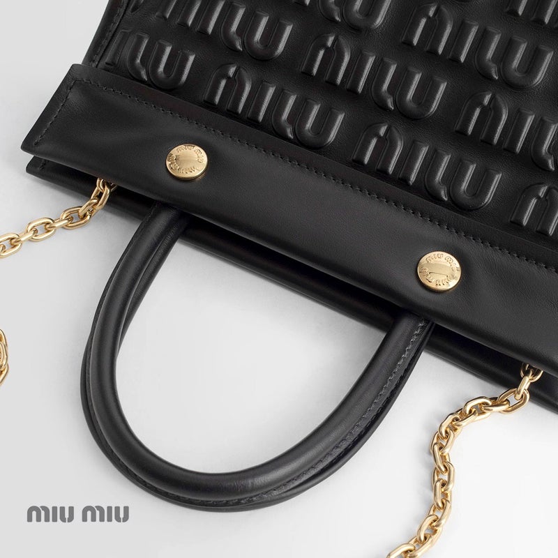 미우미우 EMBOSSED 로고 칼프레더 토트 크로스백 BK