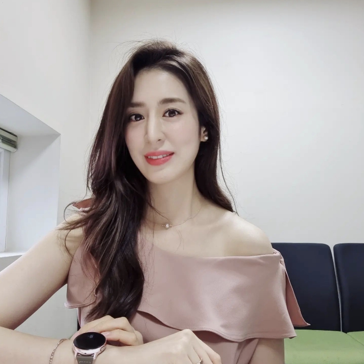 '주진모' 민혜연, 민소매 입고 세련미 넘치는 산책룩으로 여유로운 일상 "오빠와 산책이 최고" '주진모' 민혜연, 민소매 입고 세련미 넘치는 산책룩으로 여유로운 일상 "오빠와 산책이 최고"