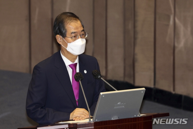 한 총리 "환율 함부로 손 대선 안 돼…당분간 고통 감내할 수밖에" 한 총리 "환율 함부로 손 대선 안 돼…당분간 고통 감내할 수밖에"