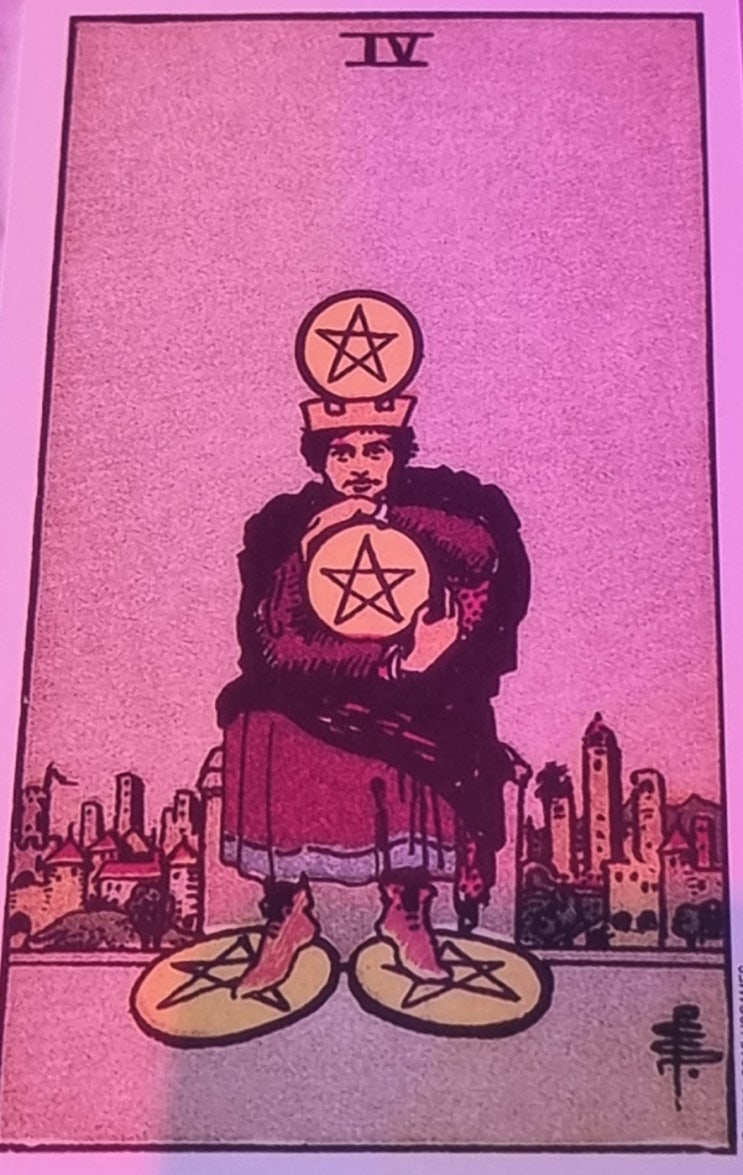  4 OF PENTACLES 펜타클4