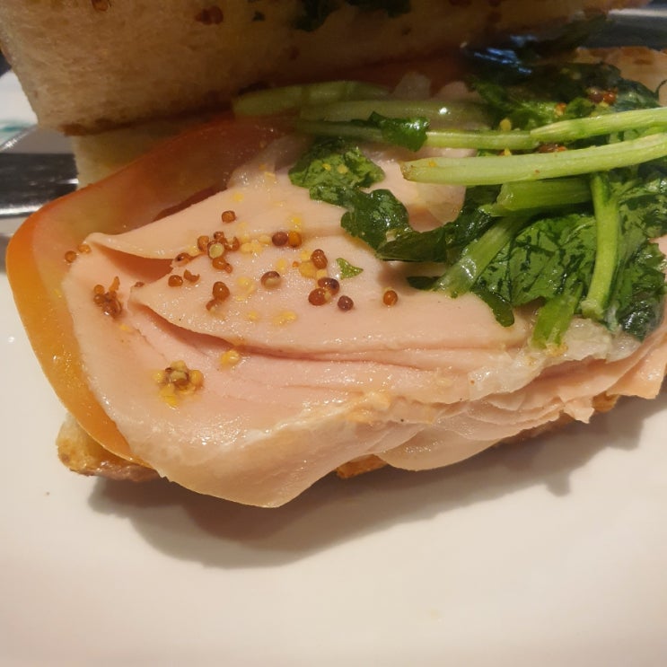  스타벅스 비건 '프렌치 바게트 샌드위치'/식물성 대체육 사용/깔끔 담백한 맛