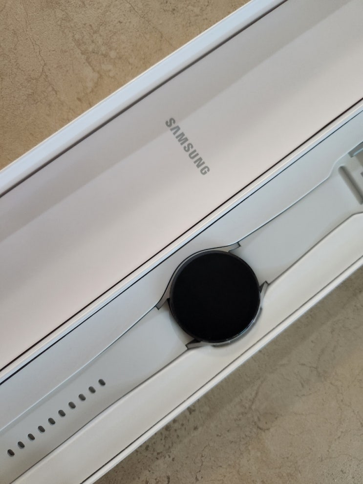 갤럭시 워치4 실버 꾸미기 스트랩은 우먼스9999 워치 페이스 화면은 타임플릭 앱으로c