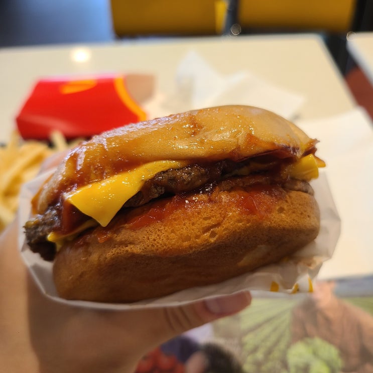 [맥도날드 햄버거 맛평가] #3. 맥도날드 트리플치즈버거 / 작지만 강한 맛의 버거