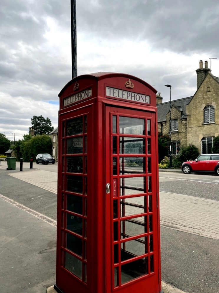  Red telephone boothe