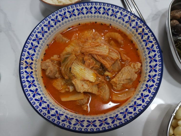 오랜만에 신 김치와 돼지갈비로 끓여보는 초간단 김치찌개 식당에서 사 먹는 맛 보장