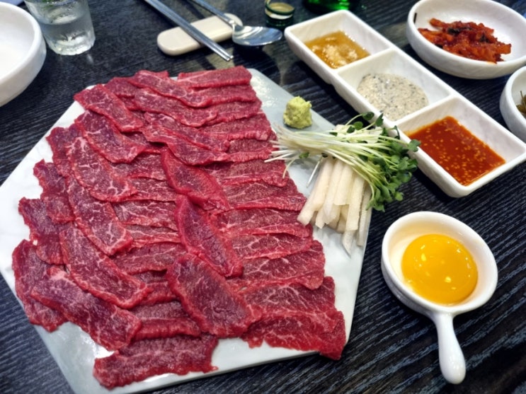  합정역 신선한 육회와 육사시미 맛집 : 육회한 달, 밤