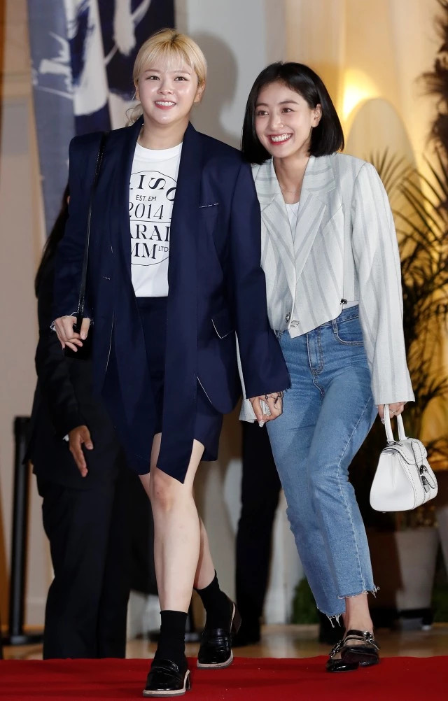 그룹 트와이스 정연, 건강 이상 후 많이 밝아진 근황에 눈길...네티즌들 "하루 빨리 회복되기를" 그룹 트와이스 정연, 건강 이상 후 많이 밝아진 근황에 눈길...네티즌들 "하루 빨리 회복되기를"