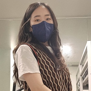 르니앤맥코이 니트 여성여름조끼로 페미닌룩 완성