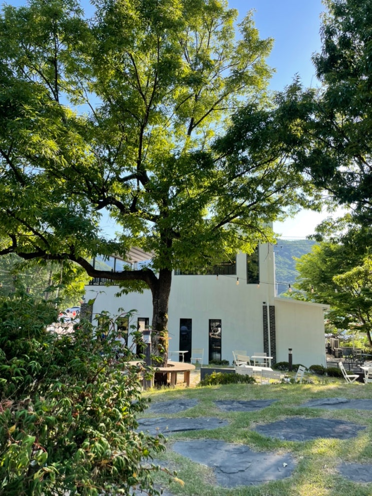 [공주] 그리드 커피하우스 ) 넓은 정원이 있는 반려동물 동반 카페 / 반포면 동학사 근처 카페