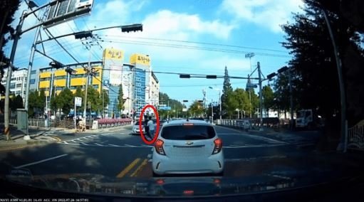 (영상) 2인 킥보드 도로 가로질러 좌회전 중 자동차에 치여 공중서 두바퀴 (킥보드 도로교통법)
