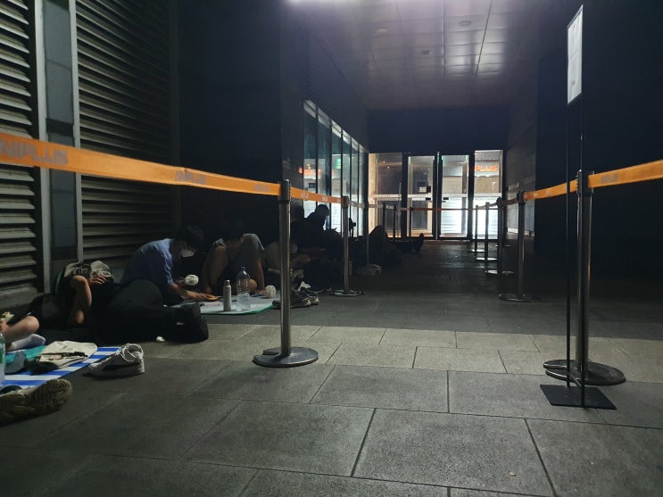  애니플러스 홀로라이브 콜라보 카페 줄 대기 중!