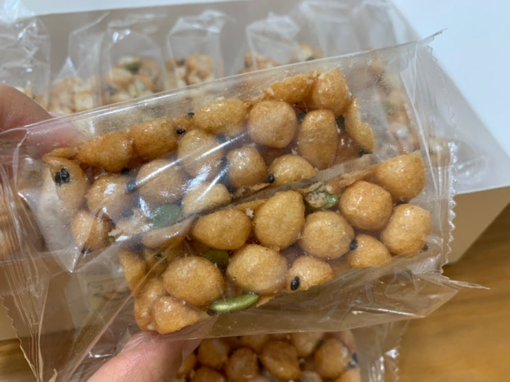 건영당 오란다 명인이 만든 수제강정이라 딱딱하지 않고 식감은 부드럽고 맛은 바삭고소해서 맛있네요! 건영당 오란다 명인이 만든 수제강정이라 딱딱하지 않고 식감은 부드럽고 맛은 바삭고소해서 맛있네요!