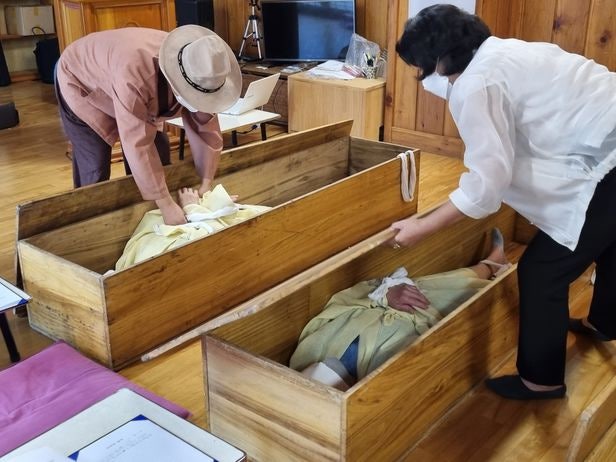 “세상 모든 고민 관 안에 두고 다시 태어나시라”… 죽음이 아닌 삶을 체험한 ‘임종체험’ “세상 모든 고민 관 안에 두고 다시 태어나시라”… 죽음이 아닌 삶을 체험한 ‘임종체험’