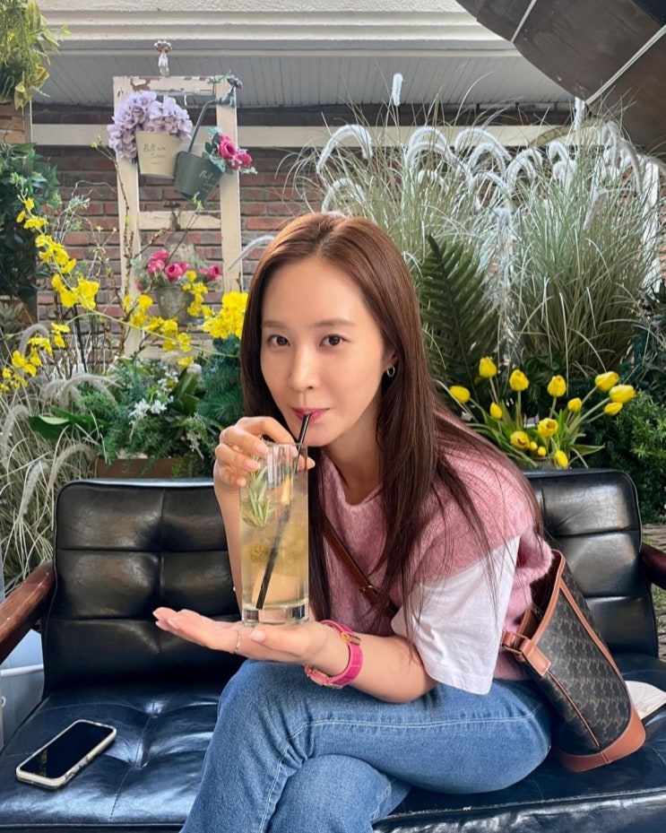 소녀시대 멤버들과 함께 예능에 출연한 권유리, 테니스장에 앉아 테니스룩 입고 화사한 모습 소녀시대 멤버들과 함께 예능에 출연한 권유리, 테니스장에 앉아 테니스룩 입고 화사한 모습