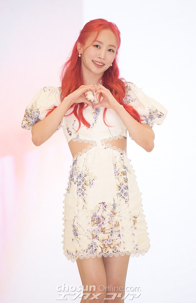 8년 만에 돌아온 니콜, 카라 응원 업고 가요계 컴백...청령한 서머송 YOU.F.O 발매 8년 만에 돌아온 니콜, 카라 응원 업고 가요계 컴백...청령한 서머송 YOU.F.O 발매
